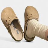 Aubree | Zuecos Unisex de Gamuza con Hebilla Ajustable